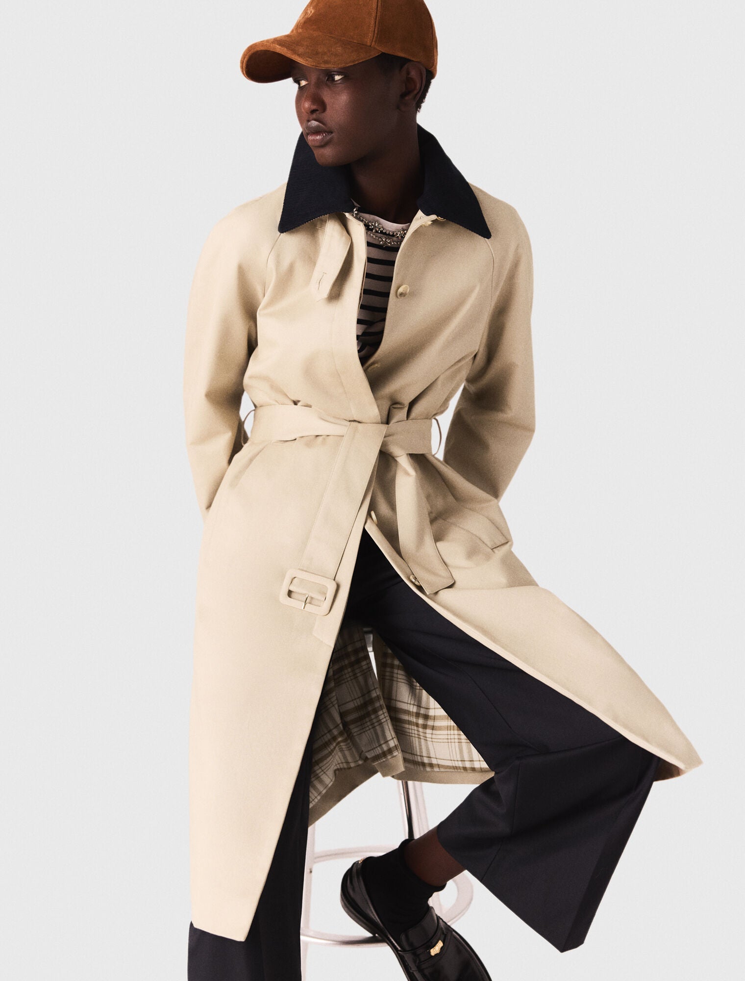 Contrast sleeve and collar trench