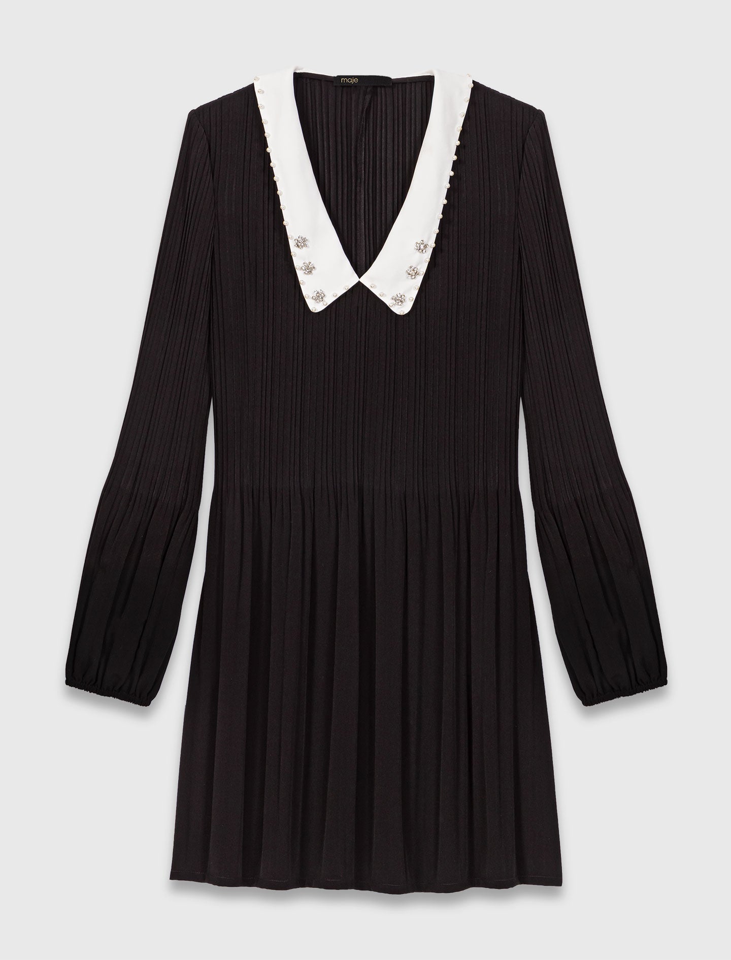 Pleated dress with detachable collar