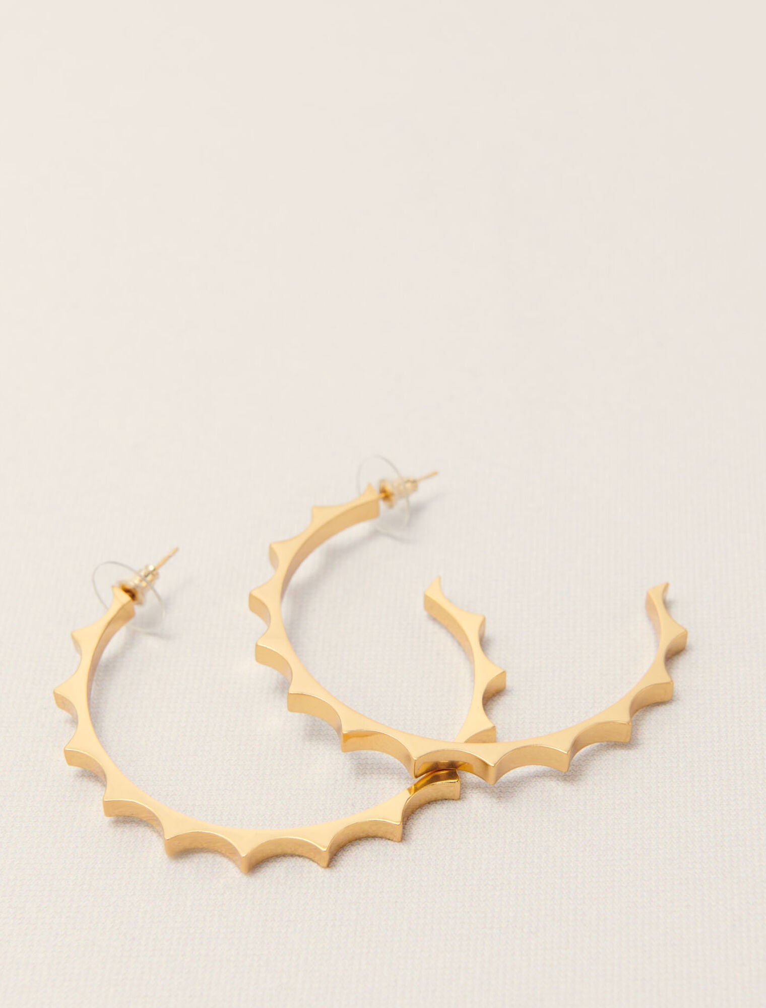 Gold-Gold tapered metal hoop earrings