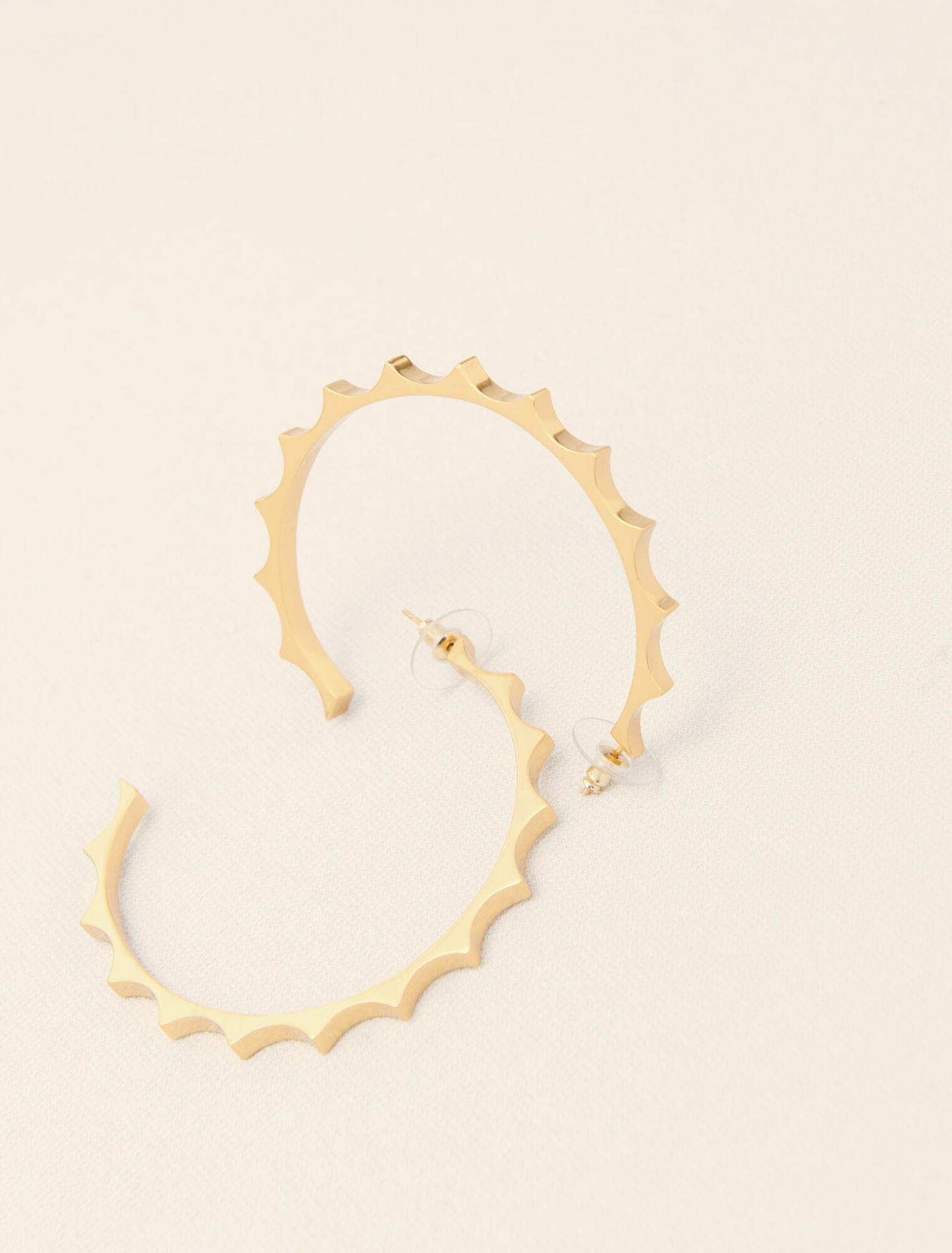 Gold-Gold tapered metal hoop earrings