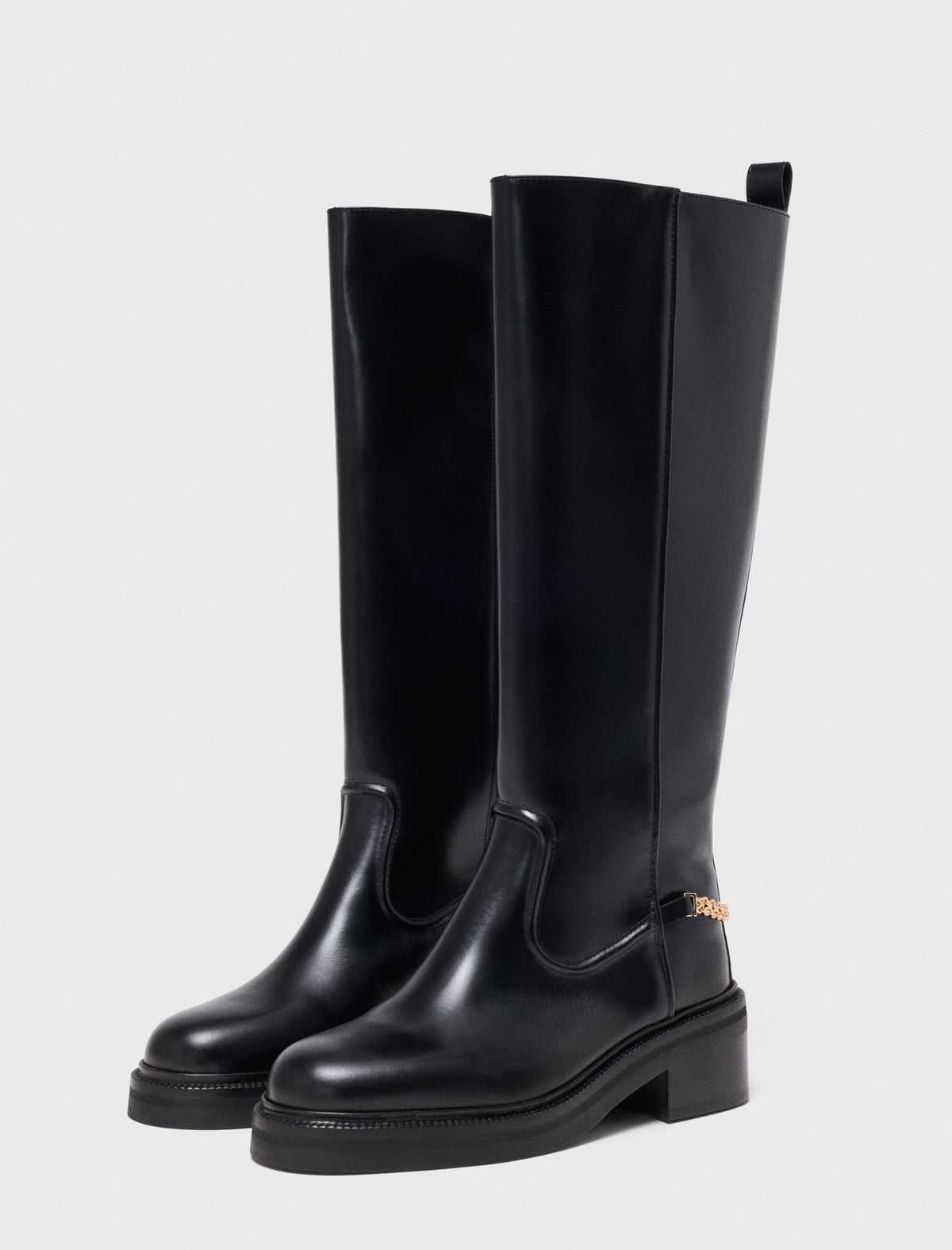Flat leather boots with chain Black