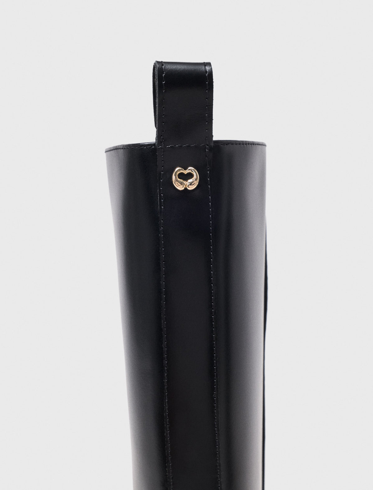 Flat leather boots with chain Black
