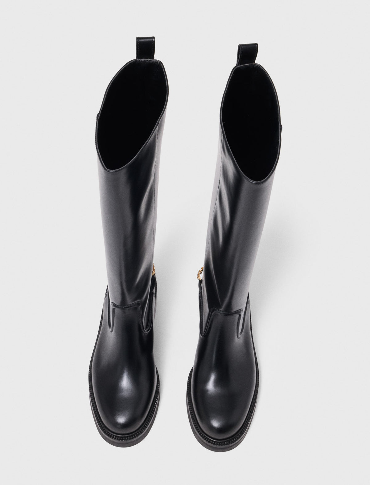 Flat leather boots with chain Black