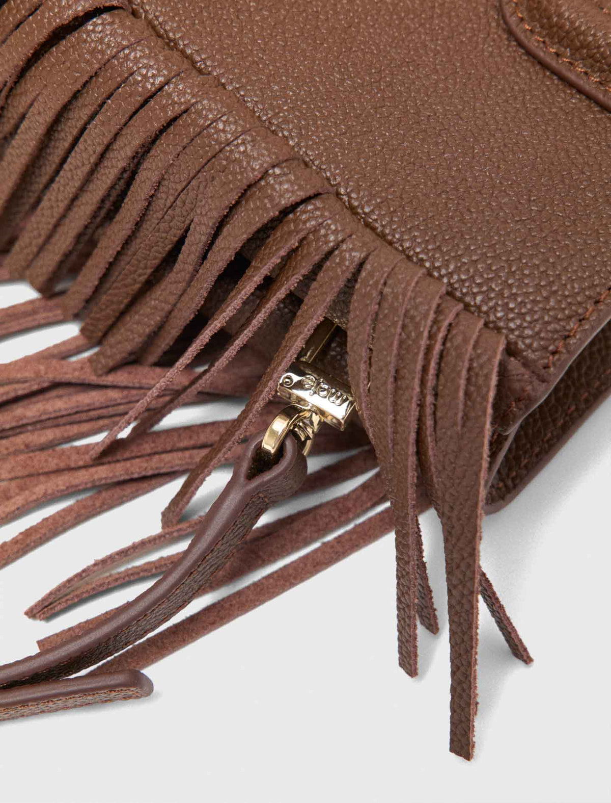 Grained leather M bag Brown