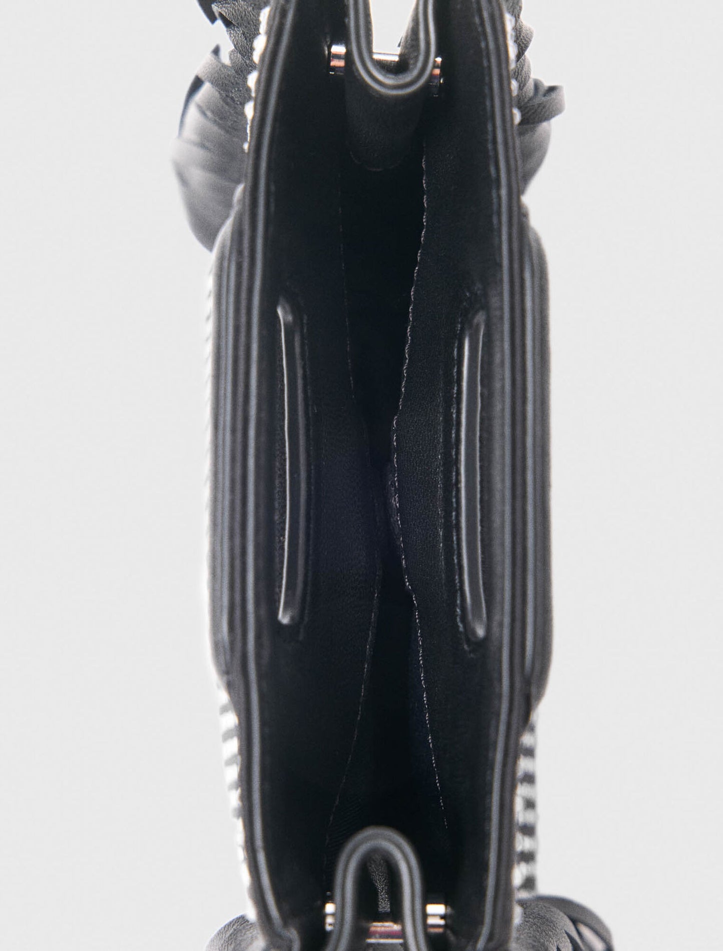 حقيبة صغيرة سوداء مرصعة بأحجار الراين