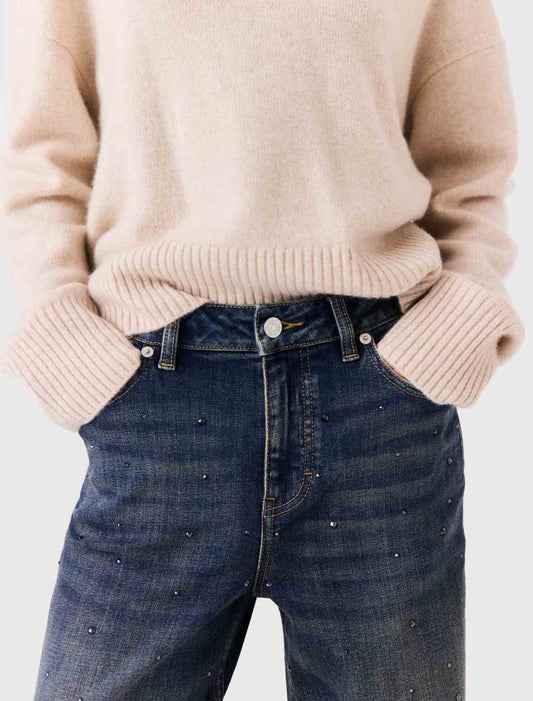 بنطال جينز أزرق واسع الساقين مرصّع بأحجار الراين