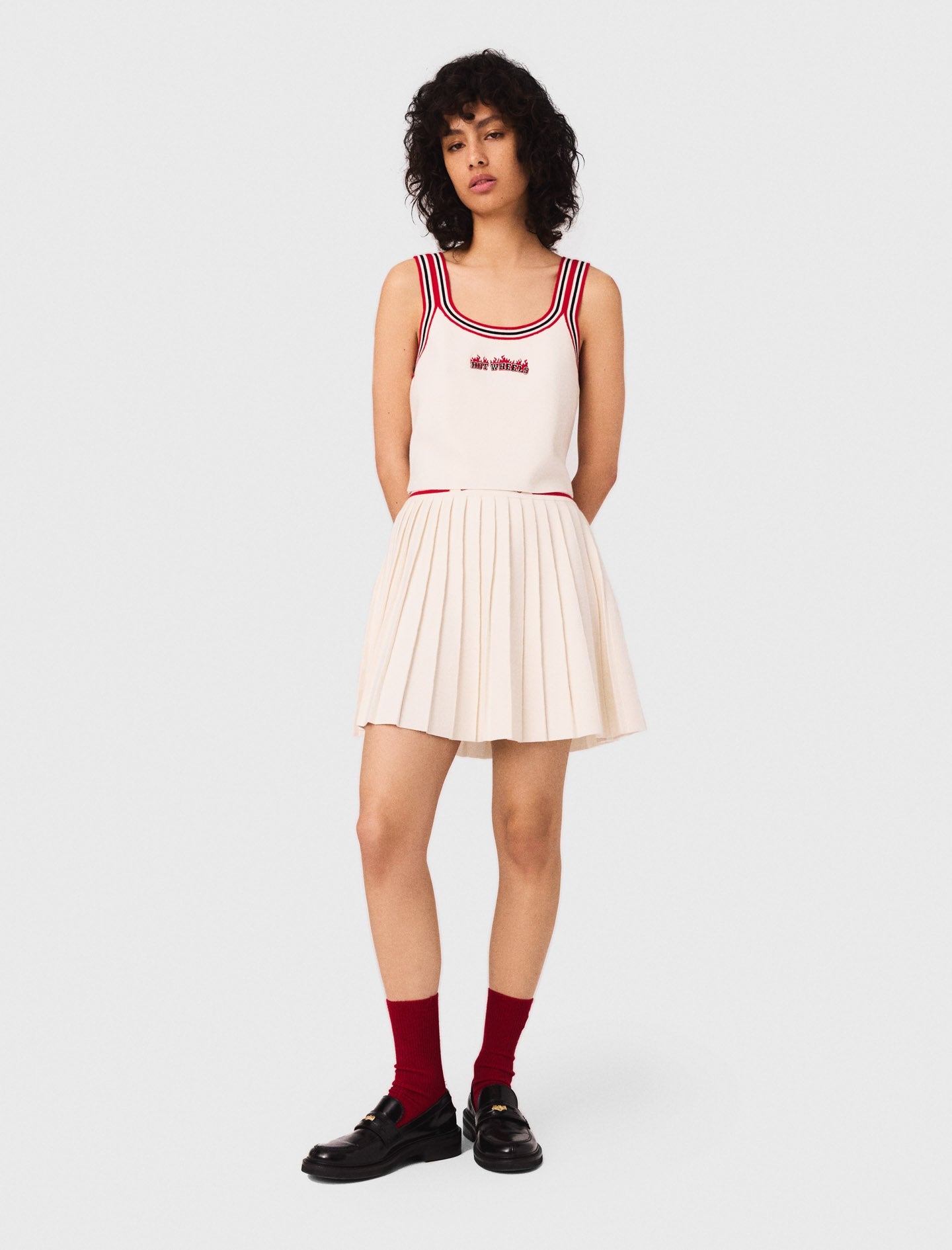 White featured Short pleated knitted skirt