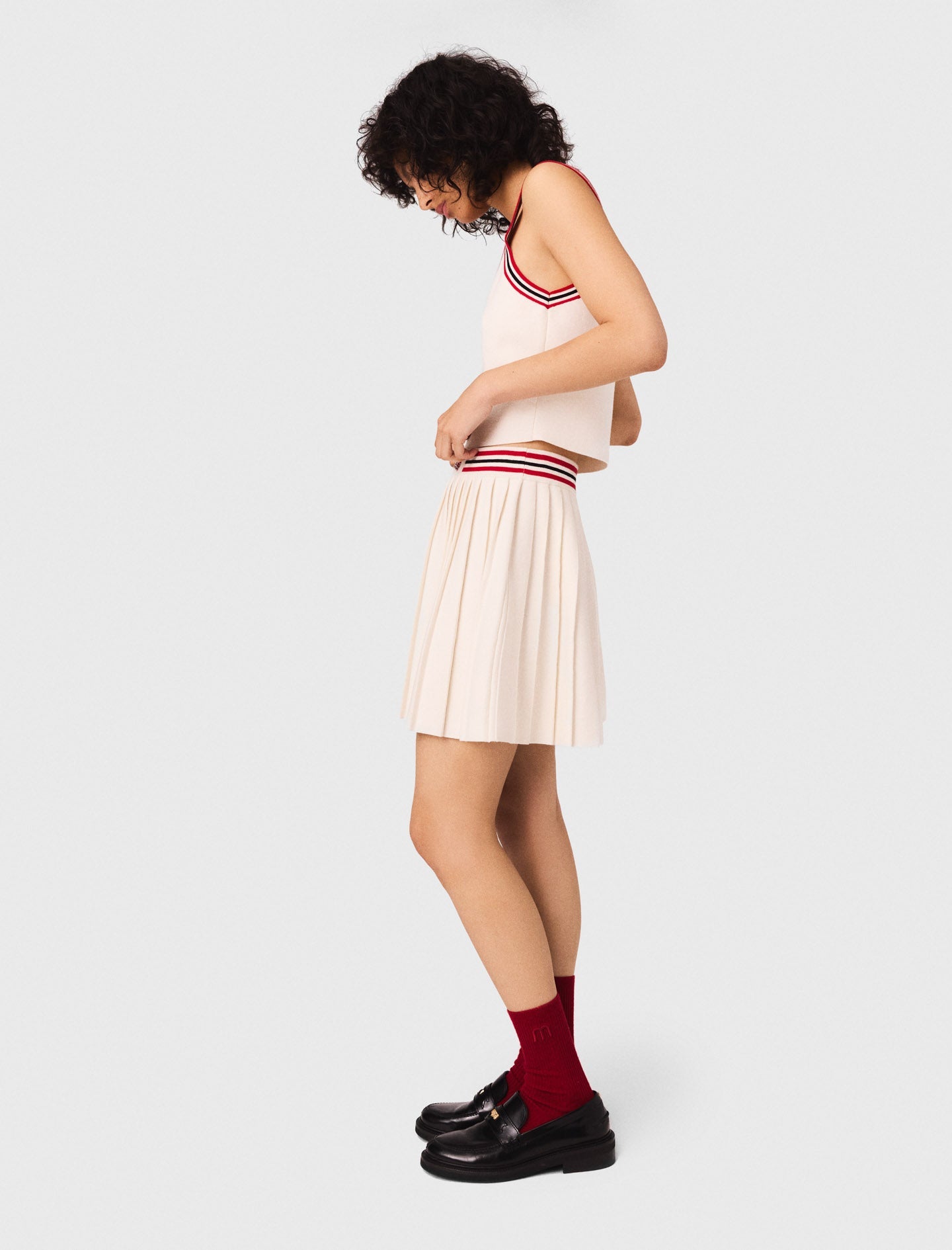 White  Short pleated knitted skirt