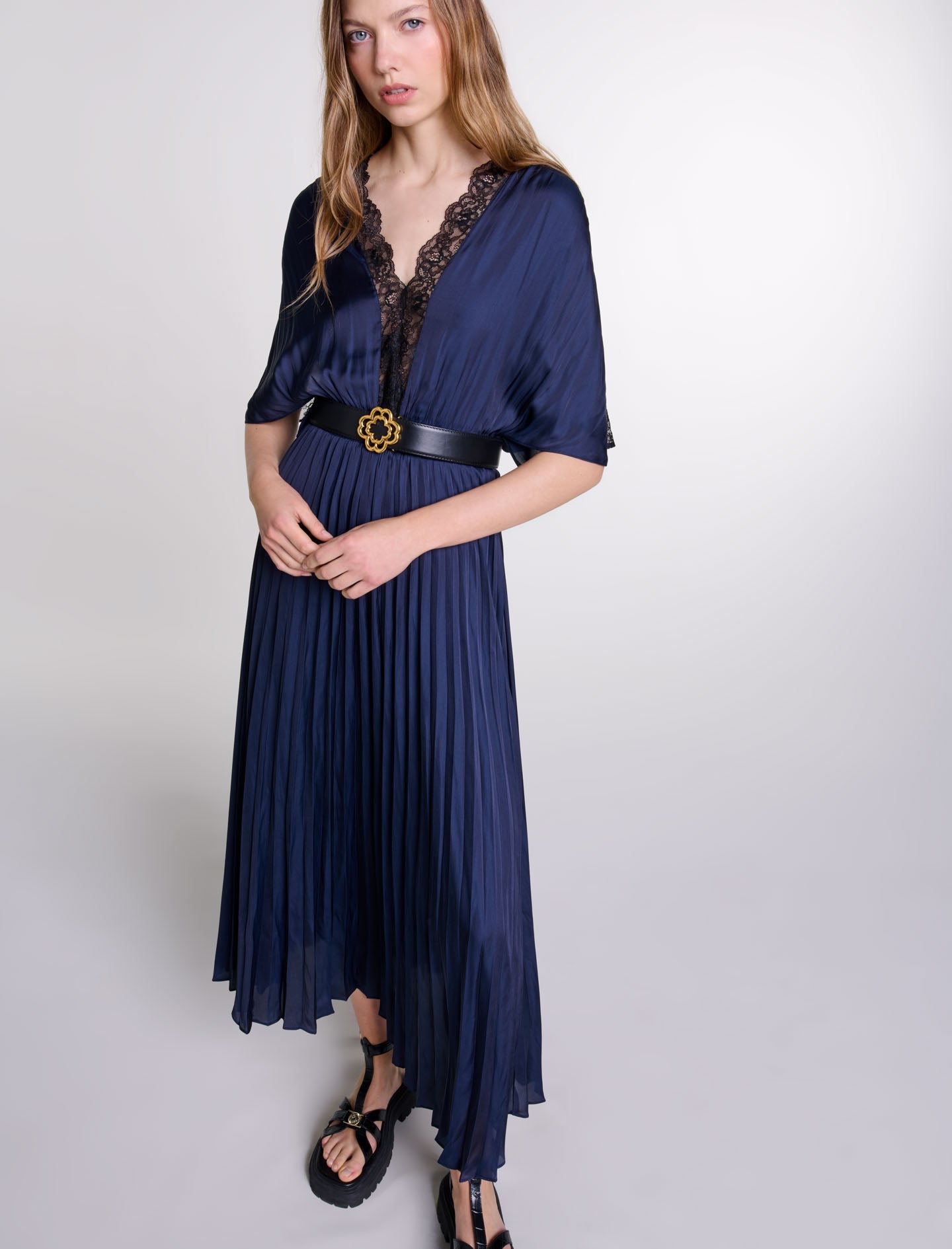 Navy/Black  -Pleated maxi dress with lace