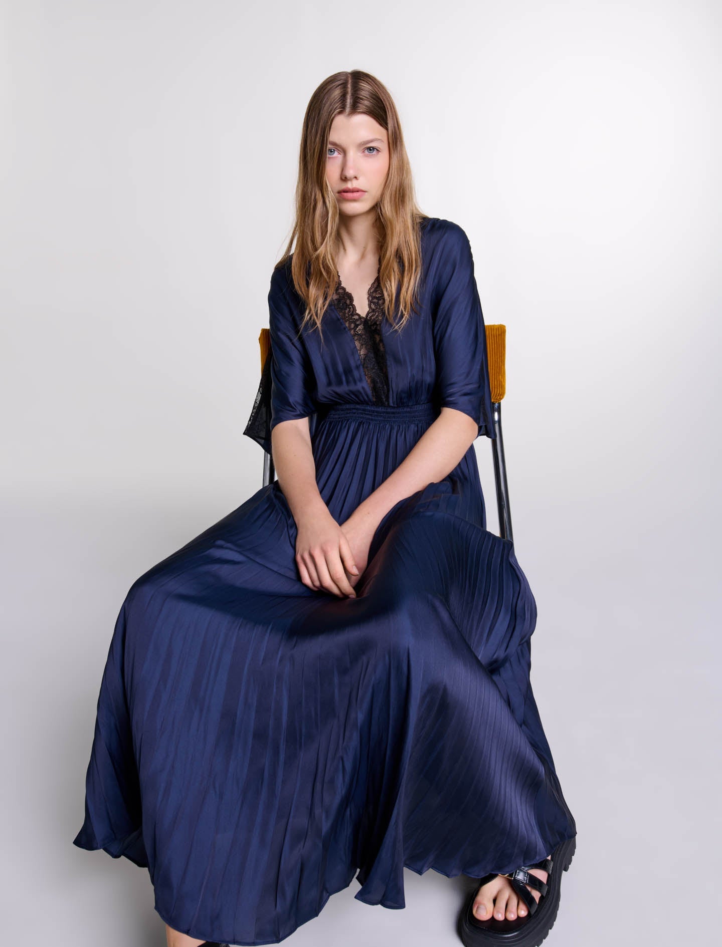 Navy/Black  -Pleated maxi dress with lace