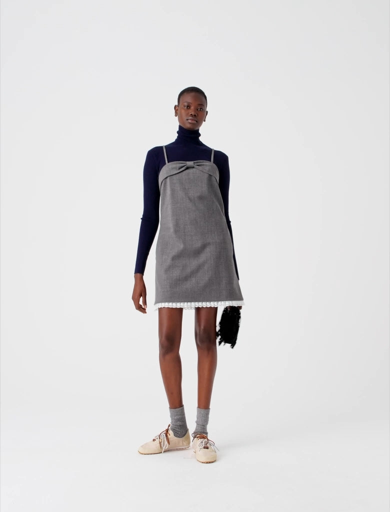 Short tailored dress with lace Grey
