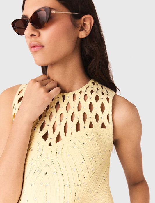 كنزة كروشيه مزينة بأحجار الراين