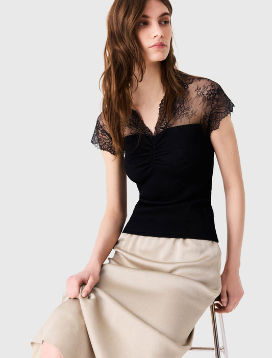 قميص جيرسي مع حافة دانتيل باللون الأسود