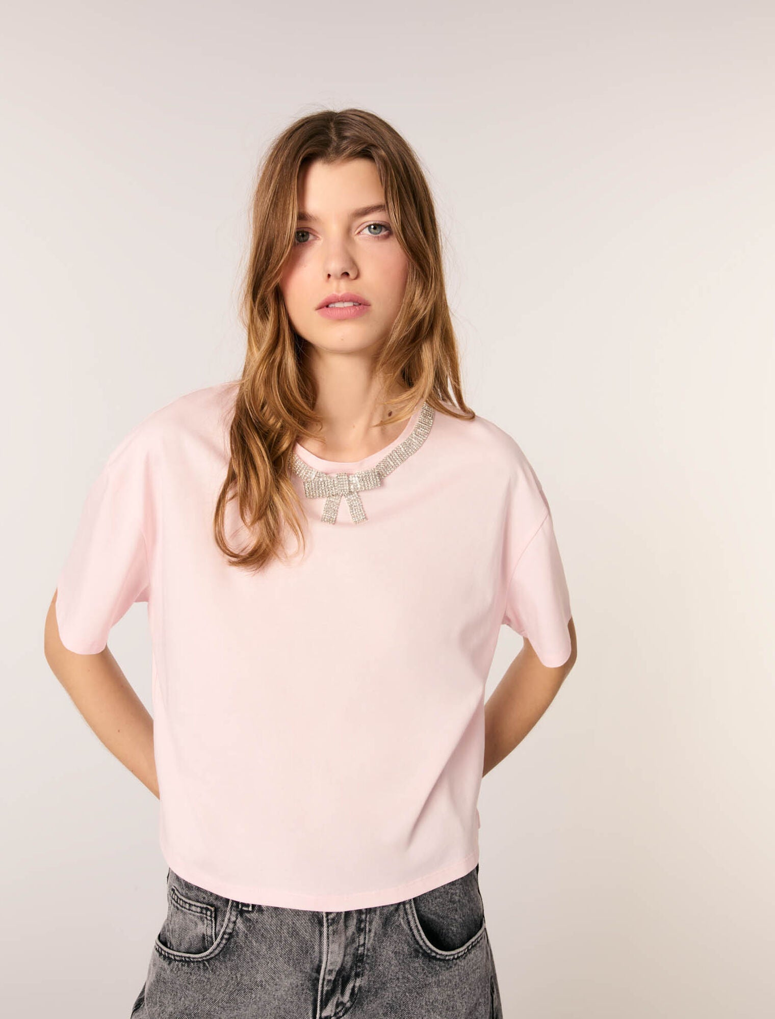 Pink T-shirt with jewellery neck