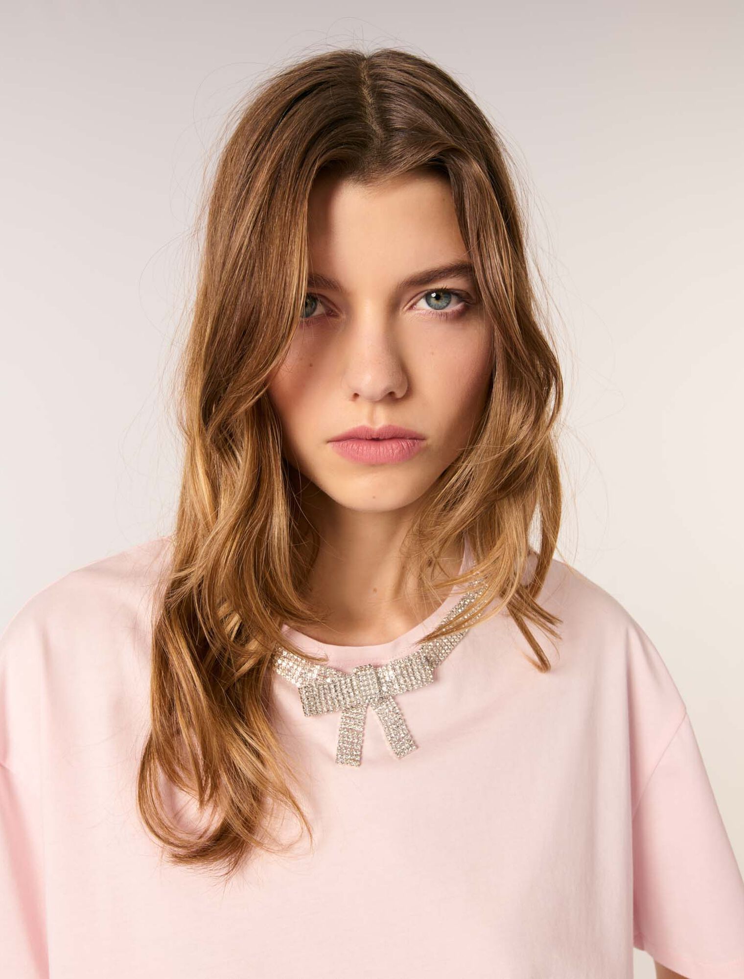 Pink T-shirt with jewellery neck