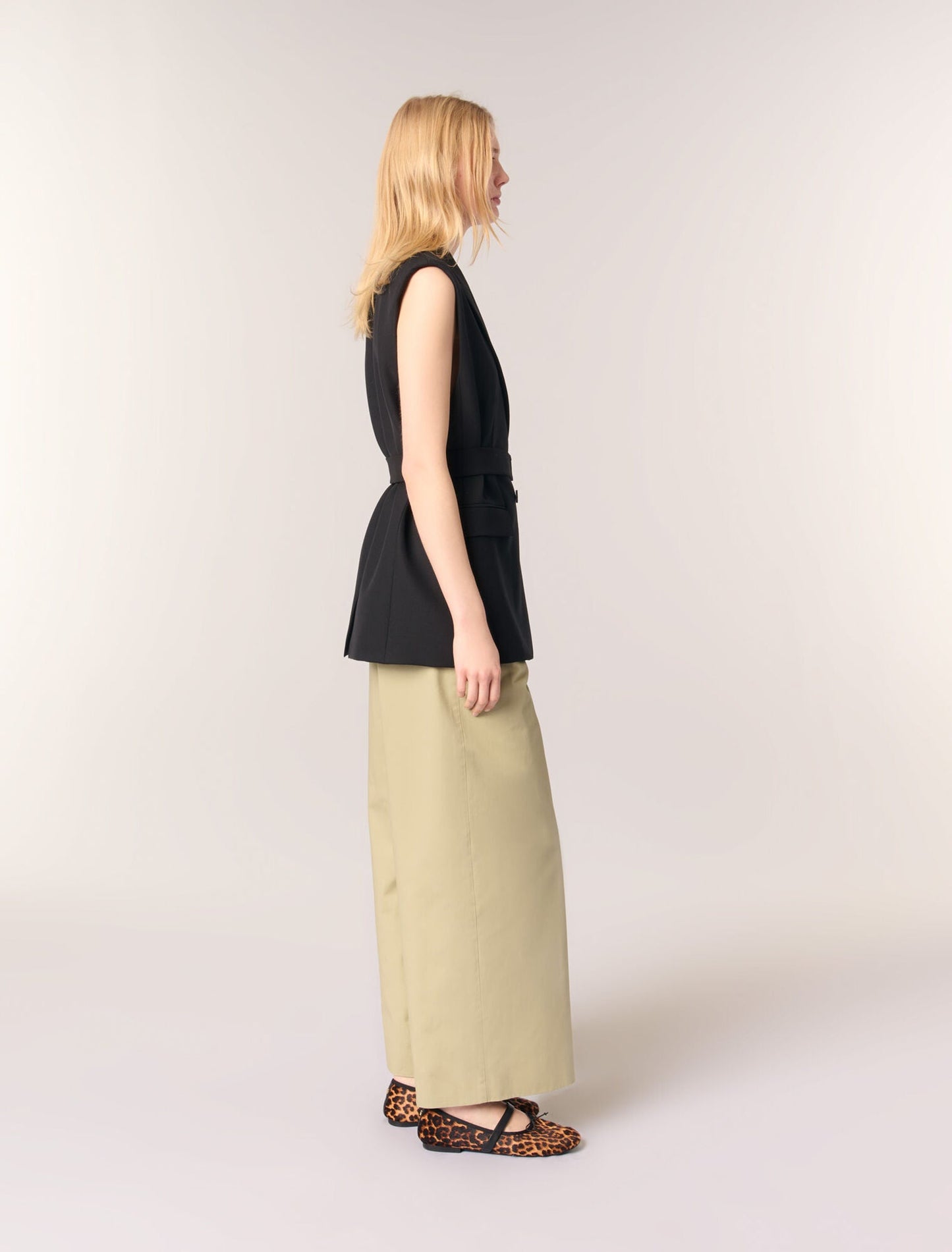 Black-Sleeveless suit jacket